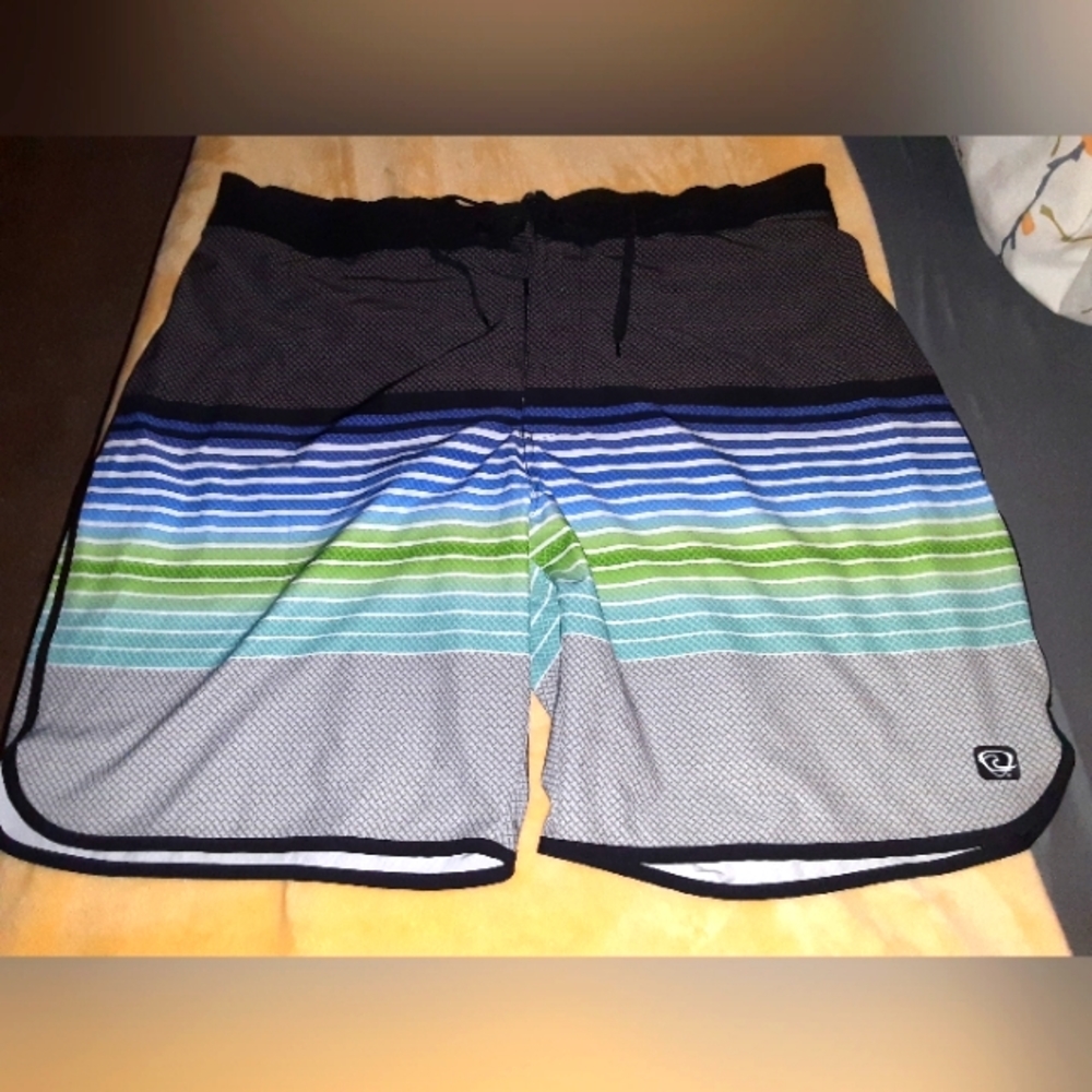 Mens size 2XL,  Wave Zone swim trunks